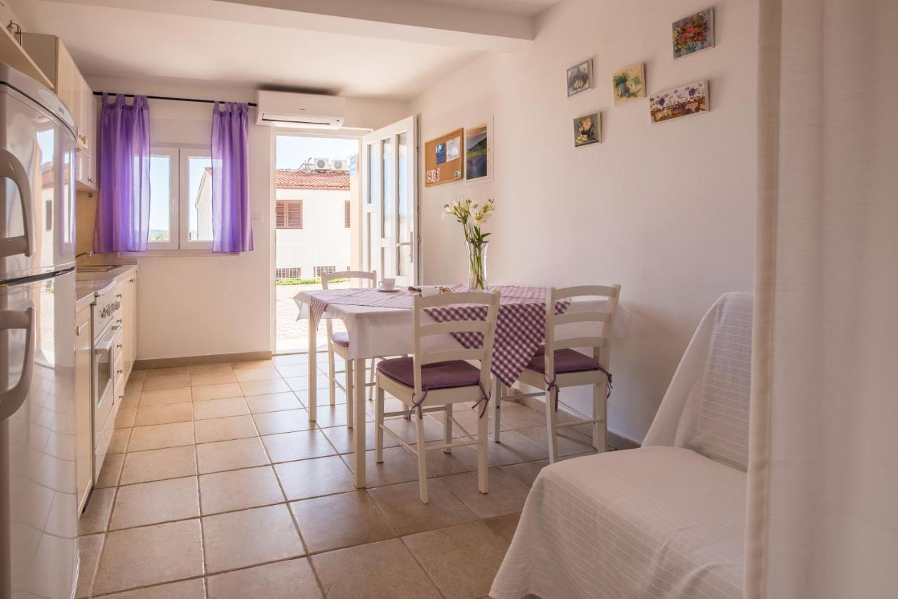 Apartments Amneris Трогир Екстериор снимка