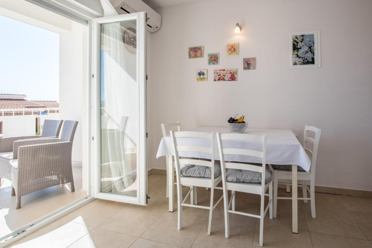 Apartments Amneris Трогир Екстериор снимка