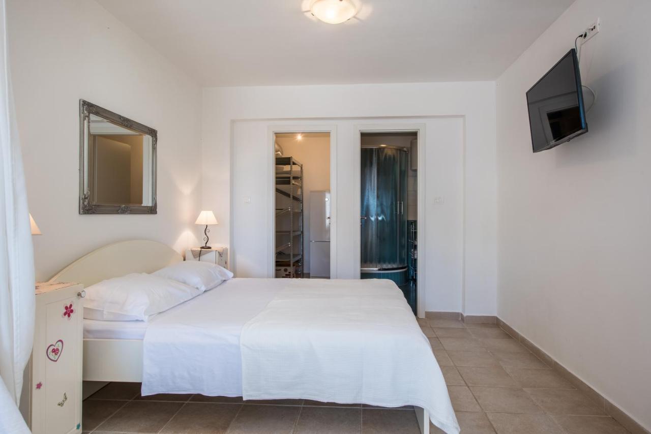 Apartments Amneris Трогир Екстериор снимка