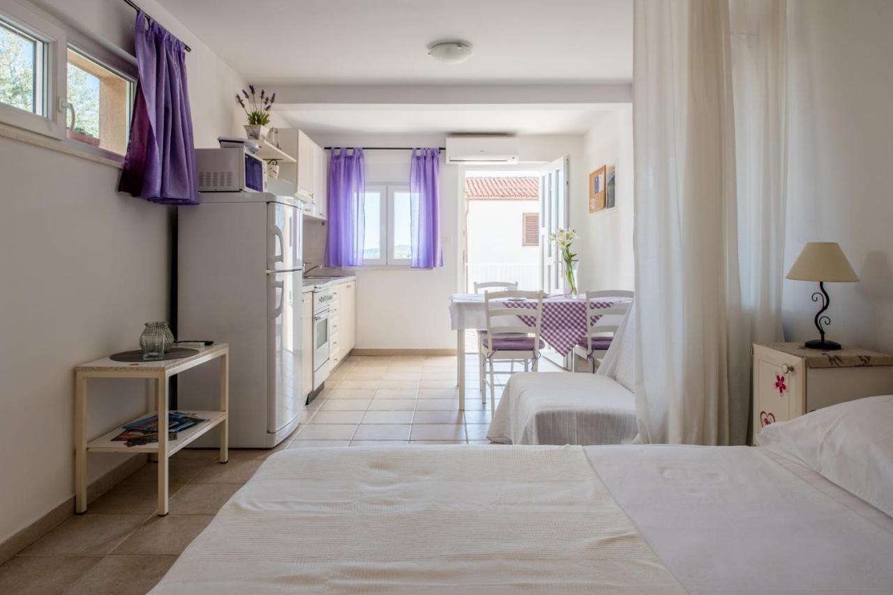 Apartments Amneris Трогир Екстериор снимка